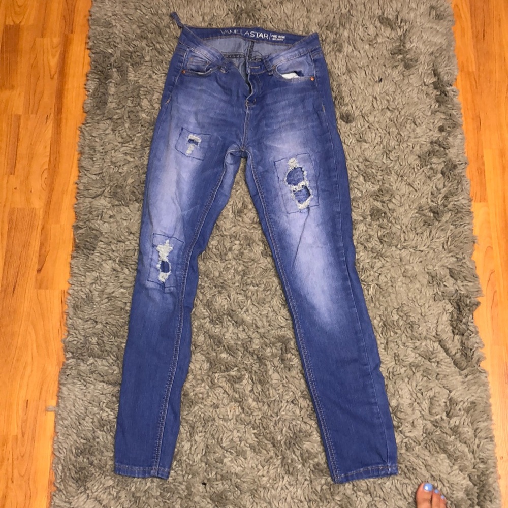 light wash skinny jeans.